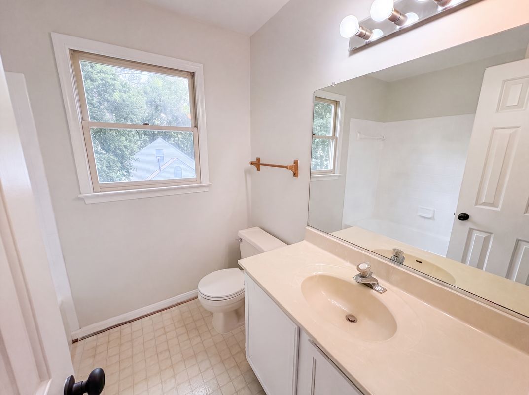 Photo 11 of 27 of 6401 Forest Grove Dr, Fredericksburg, VA
