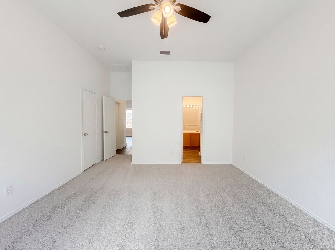 Photo 4 of 19 of 2563 Taos Dr, Grand Prairie, TX