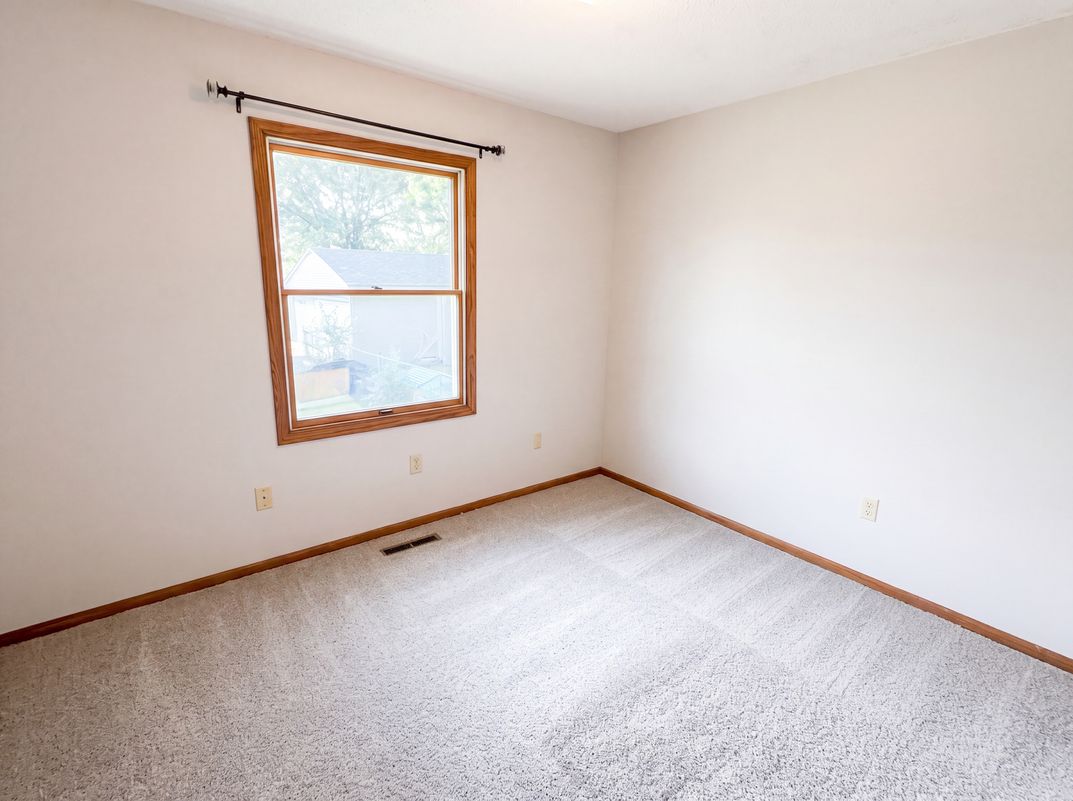 Photo 10 of 26 of 1720 24th Ave SE, Rochester, MN