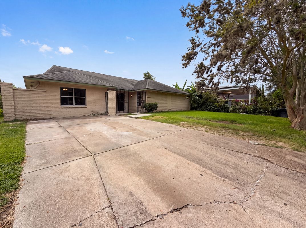 Photo 16 of 18 of 12510 Daventry Ln, Houston, TX