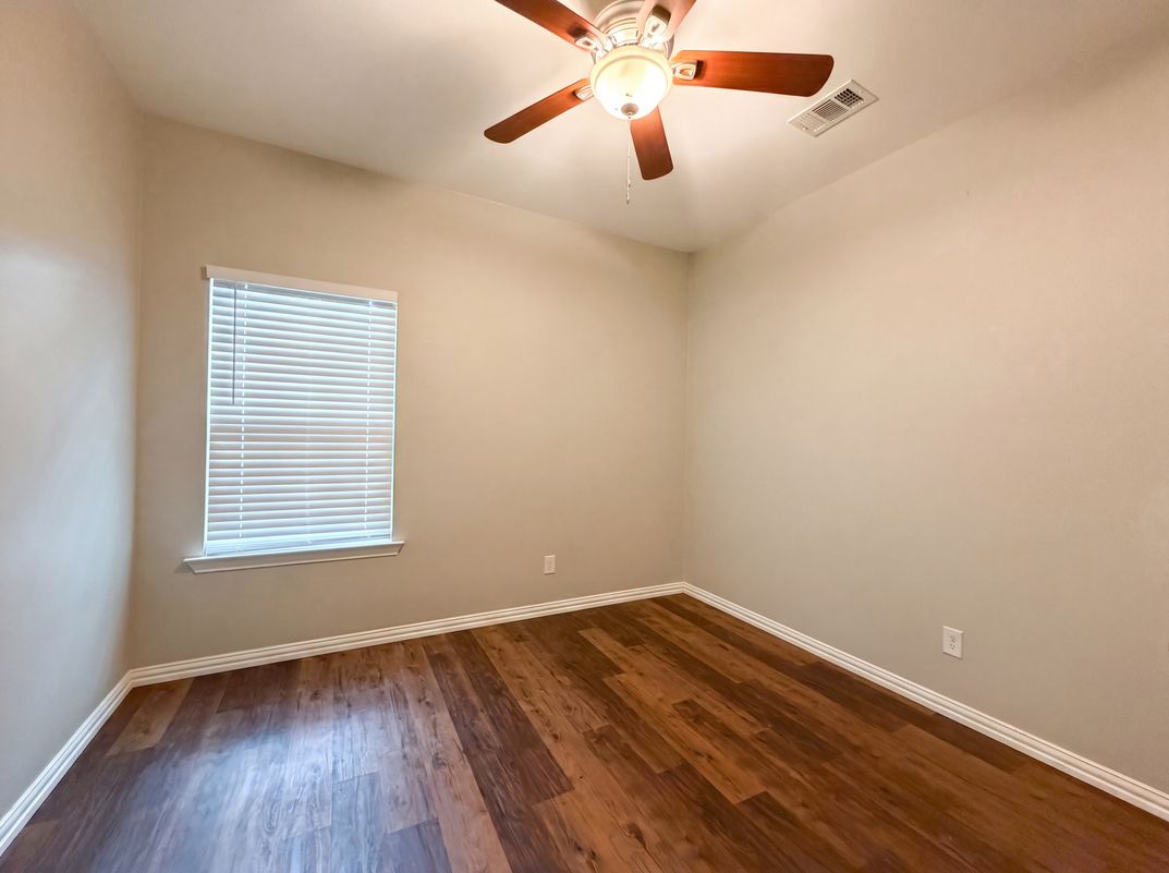 Photo 4 of 18 of 619 E Arlington Ave, Fort Worth, TX