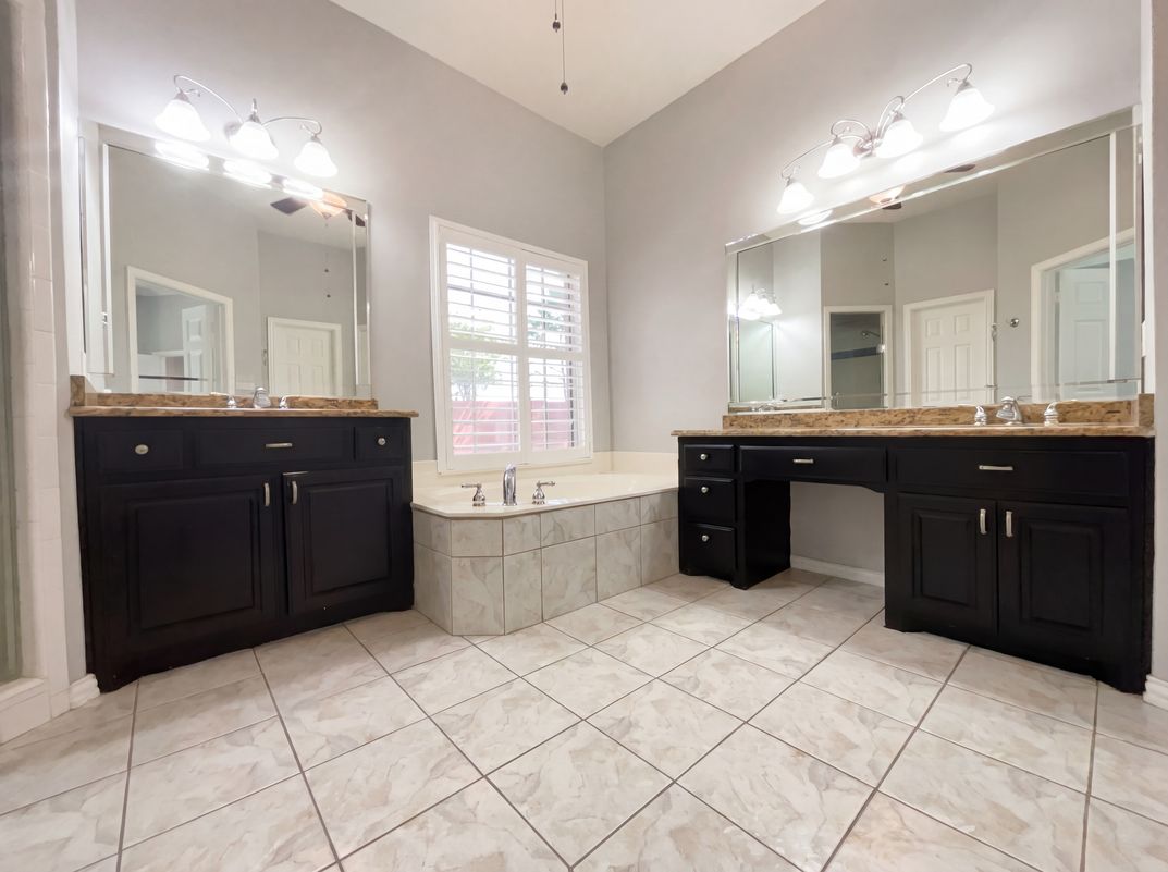 Photo 10 of 19 of 2400 Creekview Dr, Plano, TX