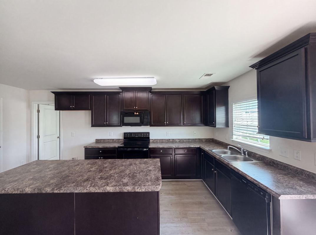 Photo 6 of 28 of 6800 Olivia Ct, Whitsett, NC