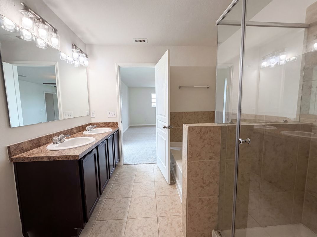 Photo 9 of 20 of 847 Canyon Hill Ln, Rosenberg, TX