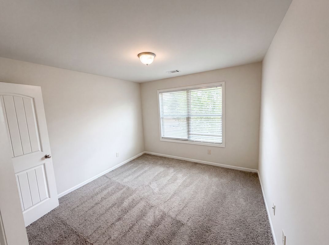 Photo 10 of 34 of 821 Walnut Woods Dr, Braselton, GA