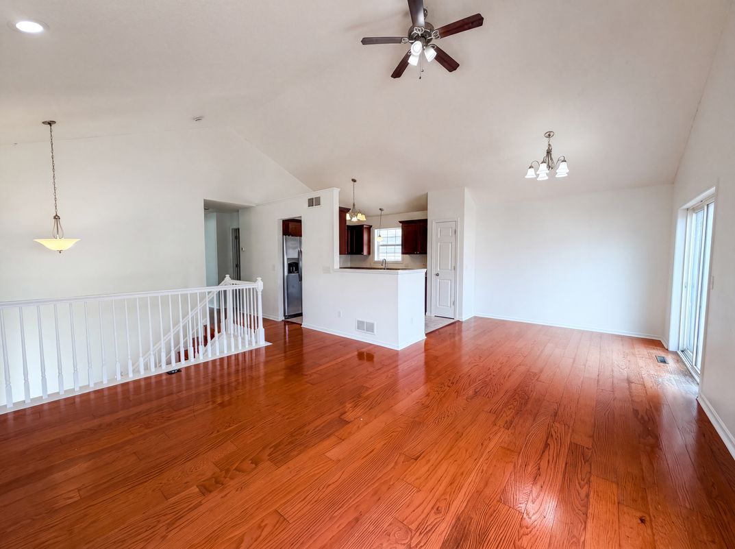 Photo 3 of 20 of 7476 Hampton Ln, Shakopee, MN