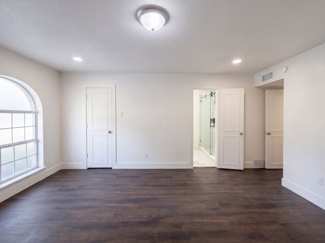 Photo 4 of 21 of 3111 Windsor Rd, Carrollton, TX