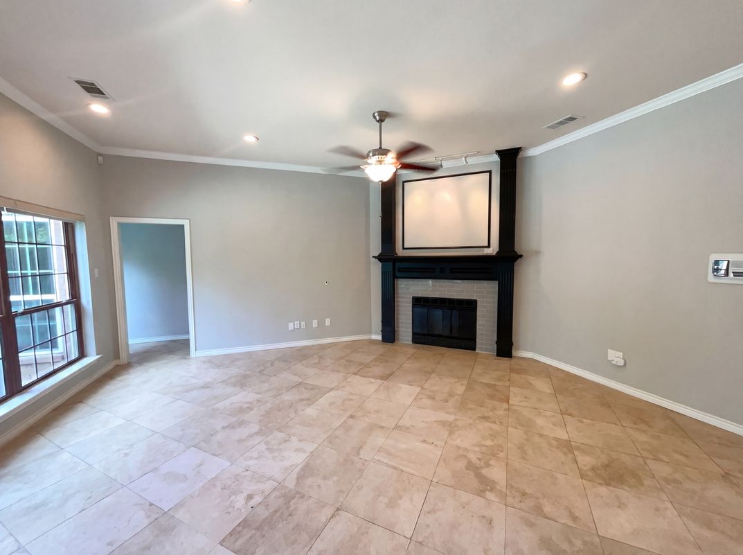 Photo 2 of 19 of 2400 Creekview Dr, Plano, TX