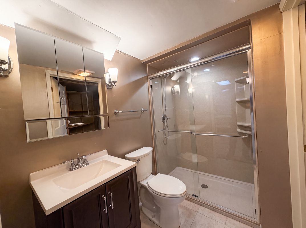 Photo 17 of 27 of 6916 N Overland Dr, Kansas City, MO