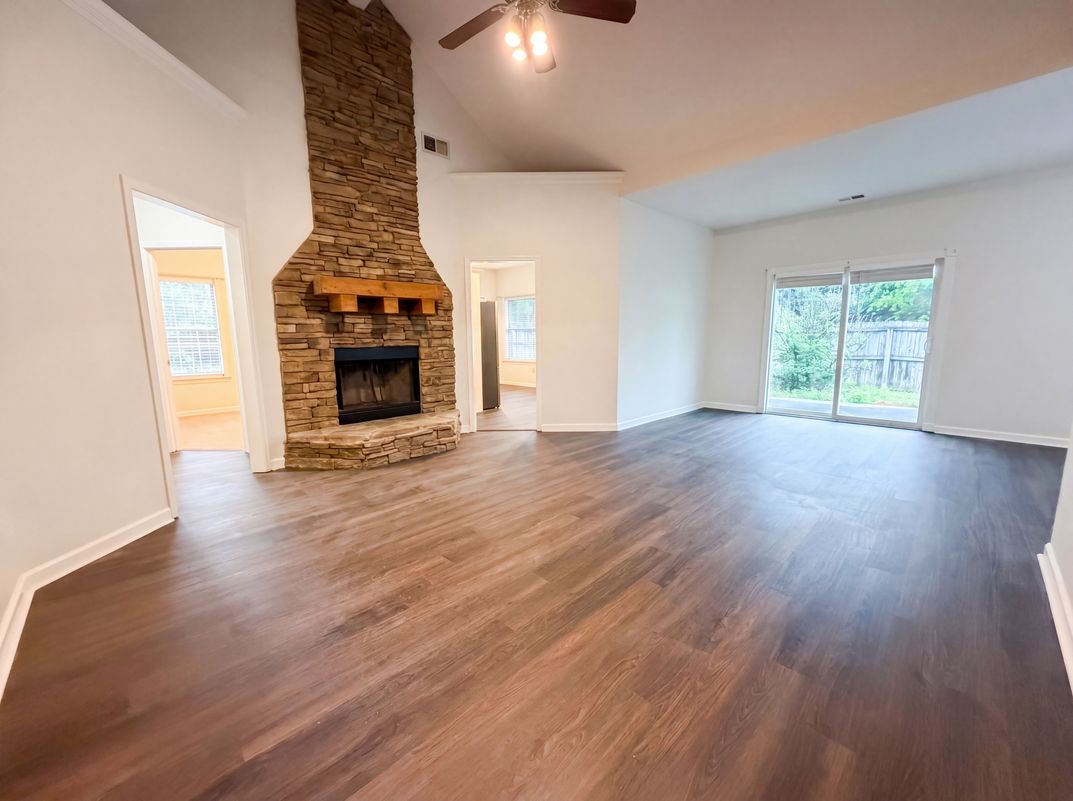 Photo 3 of 20 of 101 Cambridge Pointe Dr, Alabaster, AL