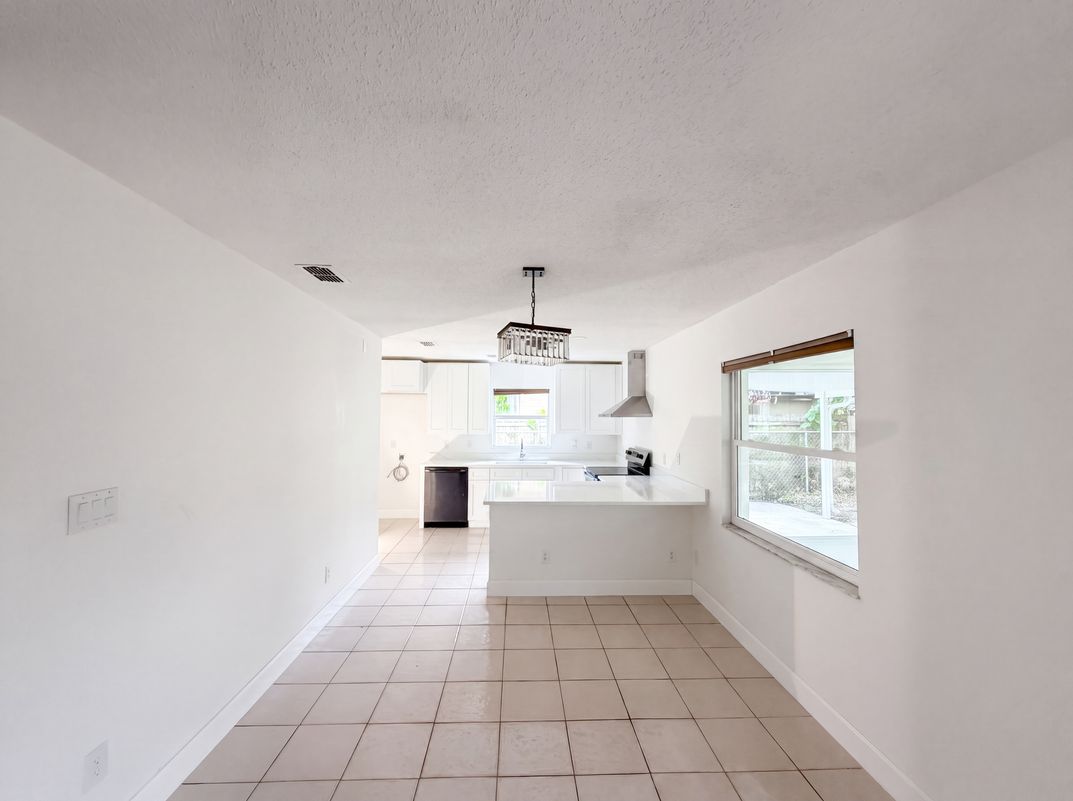 Photo 6 of 30 of 2401 Myakka Dr, Orlando, FL