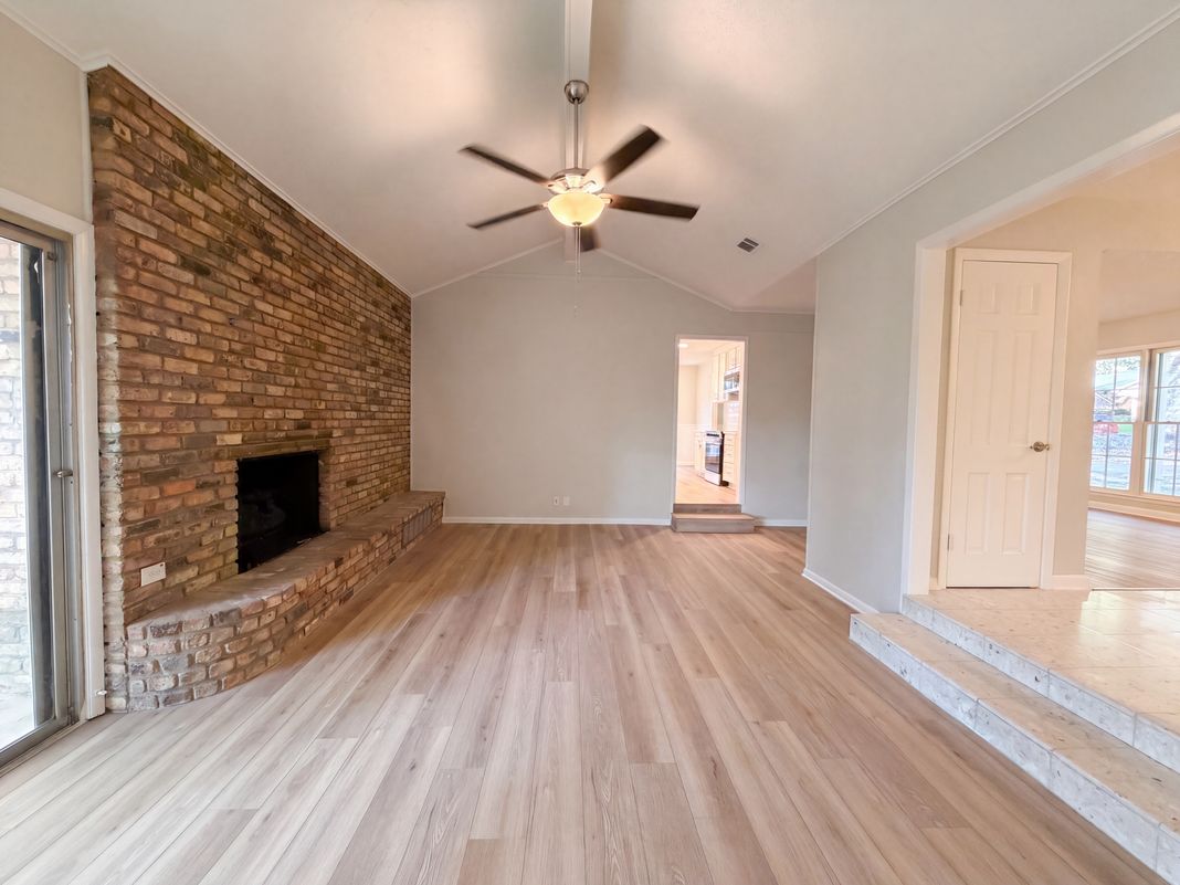 Photo 5 of 31 of 813 Wheelwood Dr, Hurst, TX