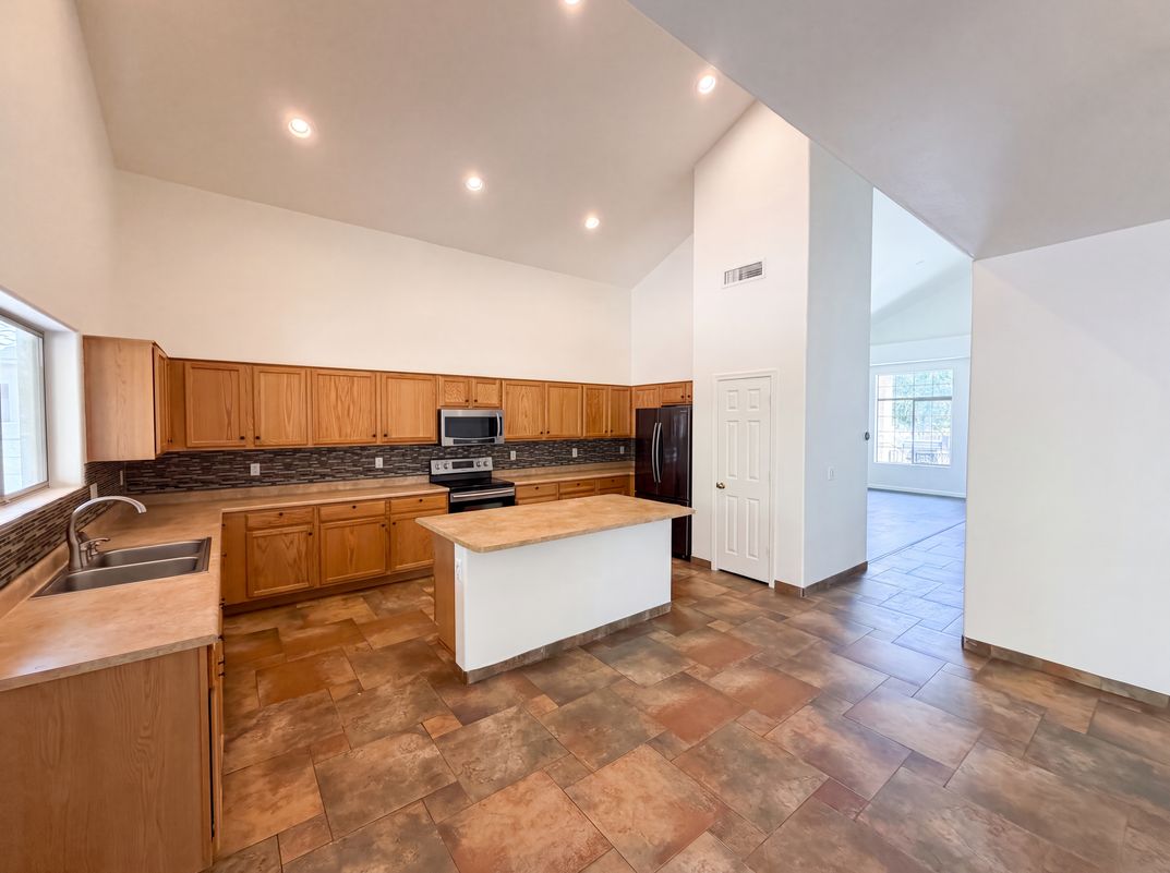 Photo 9 of 39 of 7428 S 15th Dr, Phoenix, AZ