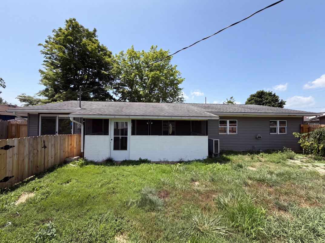 Photo 5 of 15 of 932 Lincoln Dr, Circleville, OH