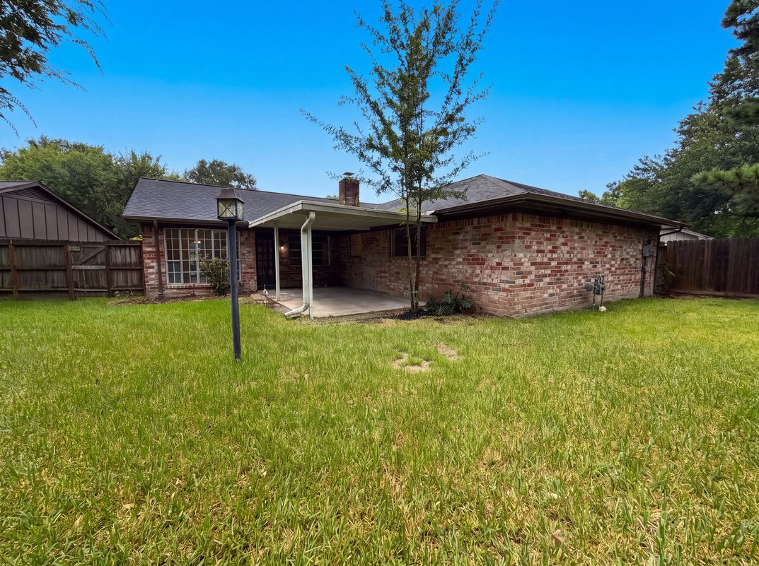 Photo 5 of 22 of 16338 Hollow Wood Dr, Houston, TX