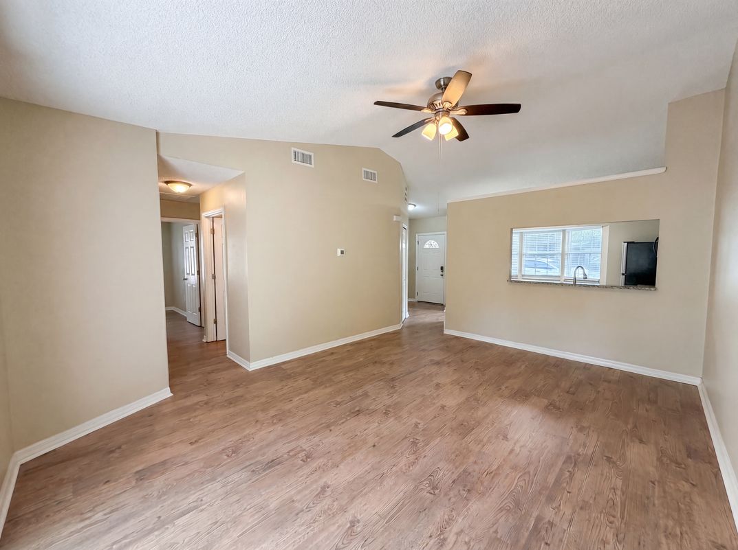 Photo 12 of 24 of 2715 Lorraine Dr, Leesburg, FL