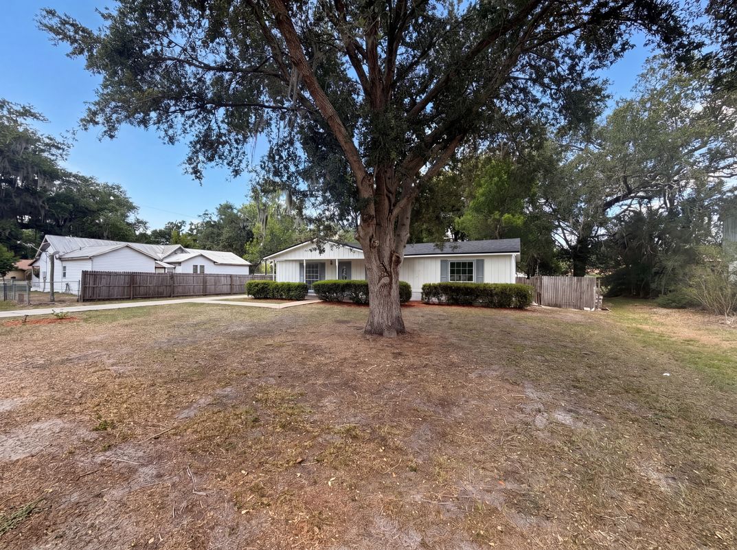 Photo 16 of 19 of 613 4th St NE, Fort Meade, FL