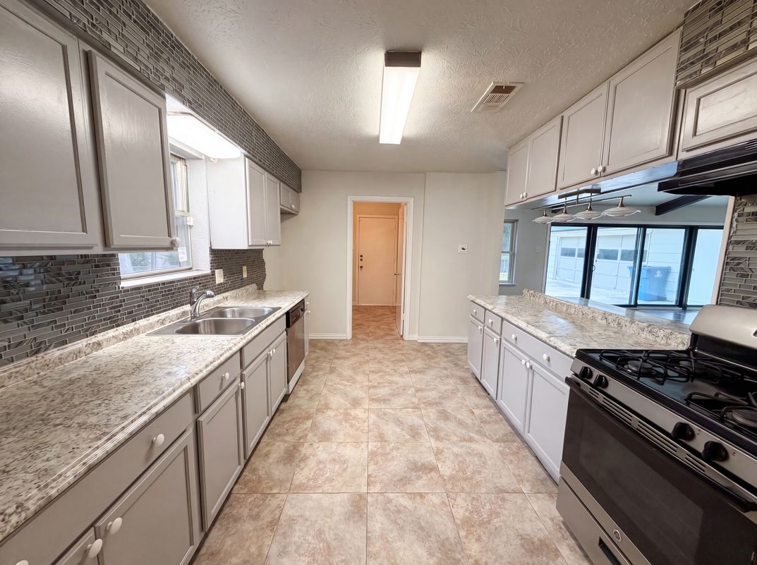 Photo 2 of 21 of 316 Brookwood Dr, Desoto, TX