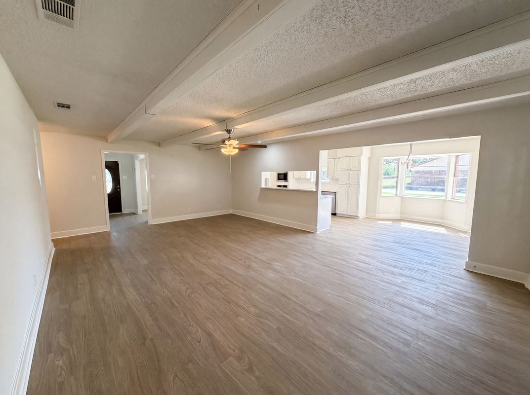 Photo 8 of 18 of 5917 Raza Rd, Pearland, TX
