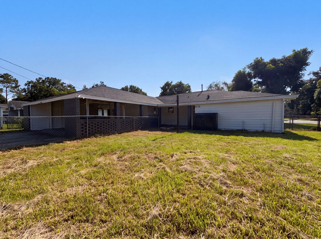 Photo 5 of 17 of 118 S Ringgold St, West Columbia, TX