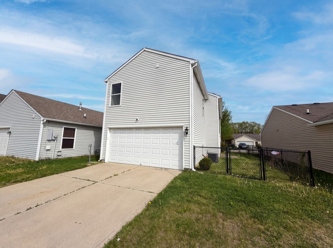 Photo 5 of 17 of 925 Harbon Dr, Franklin, IN
