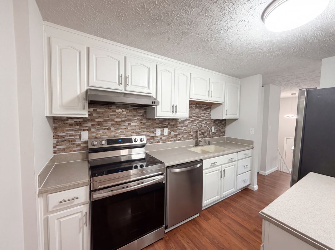 Photo 2 of 18 of 918 Bremerton Dr, Indianapolis, IN