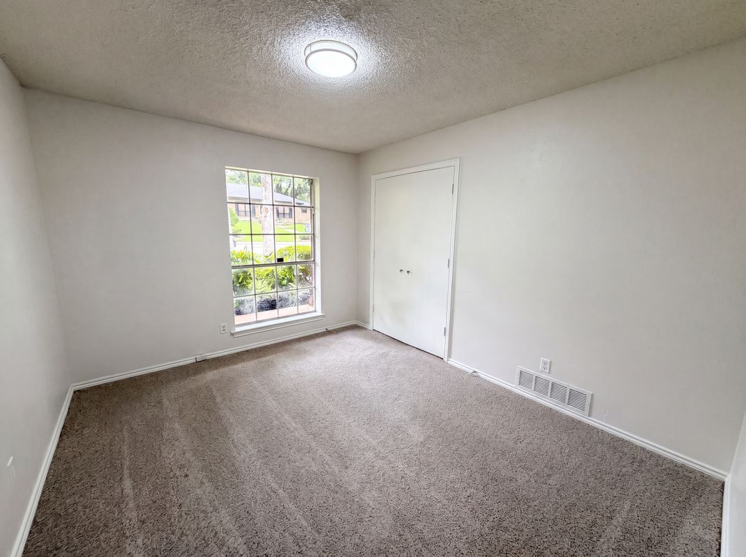Photo 4 of 20 of 722 S Forest Ln, Duncanville, TX