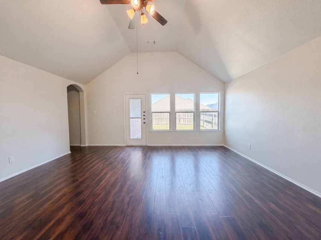 Photo 9 of 21 of 11920 Hassop Ln, Burleson, TX