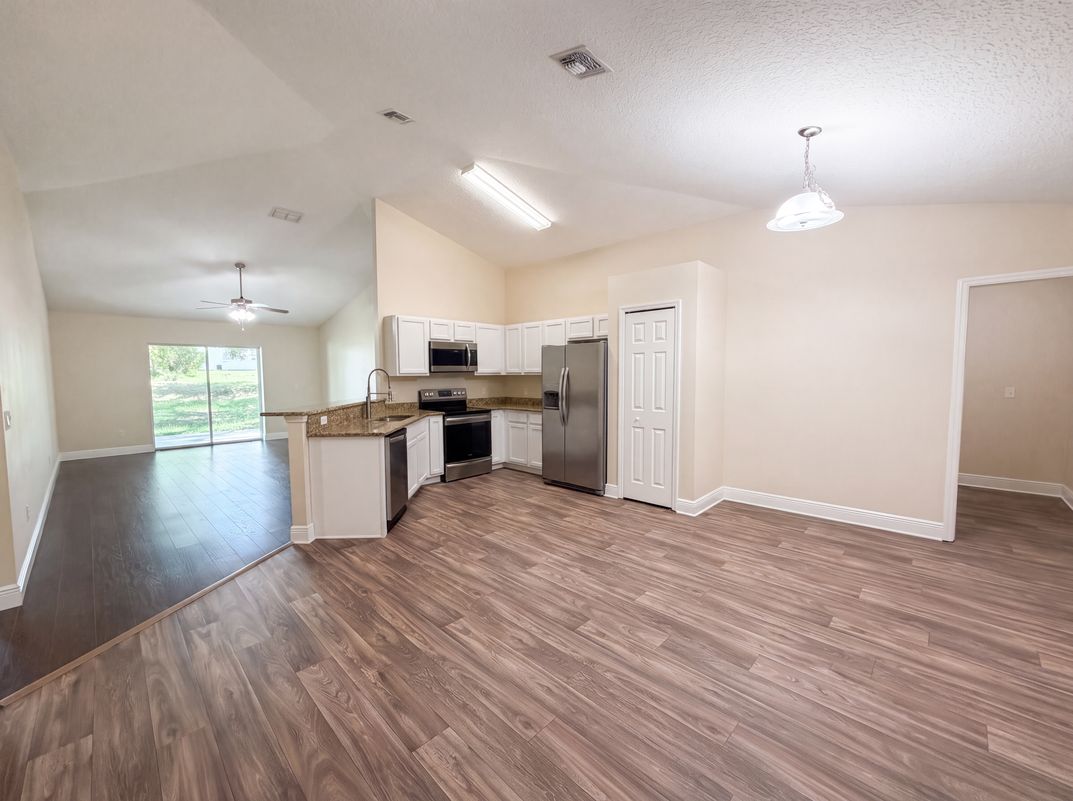 Photo 9 of 23 of 33137 Irongate Dr, Leesburg, FL