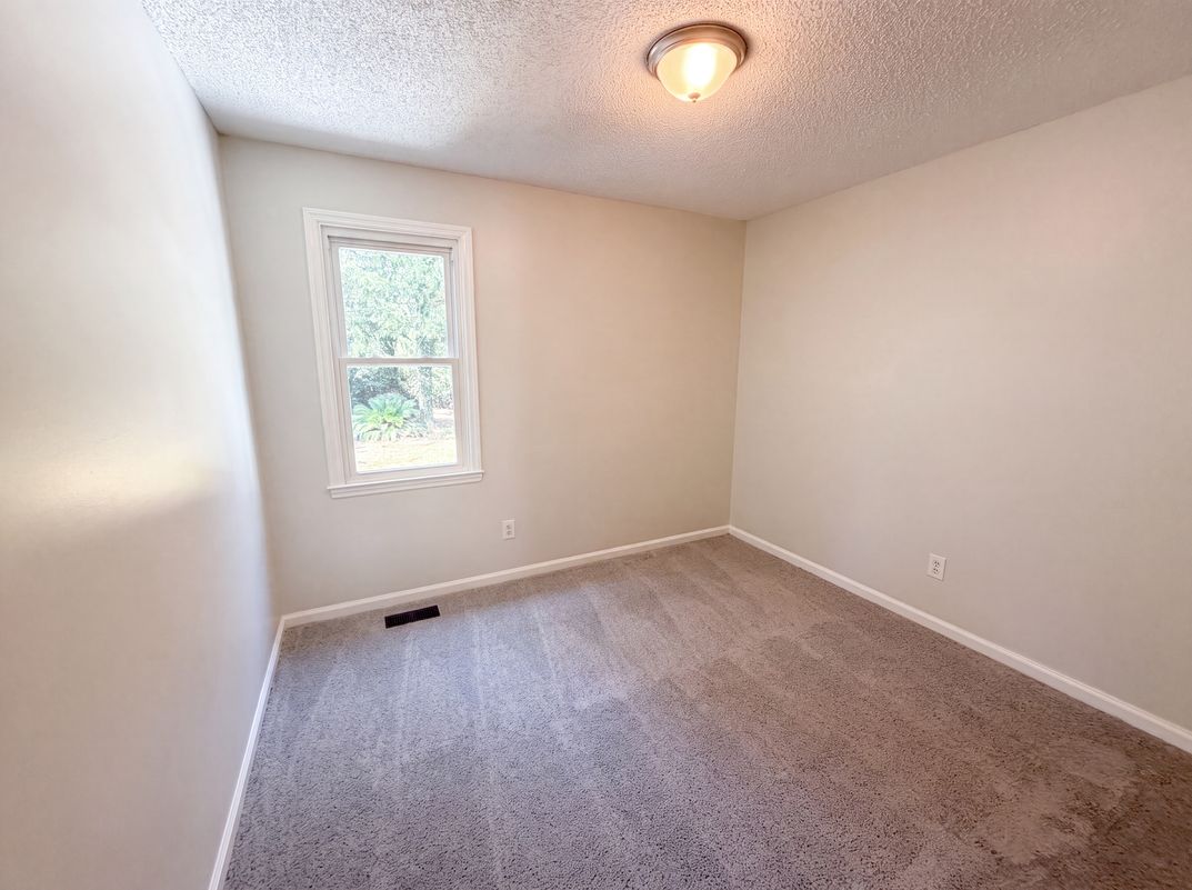 Photo 16 of 37 of 153 Courtney Oak Dr, West Columbia, SC