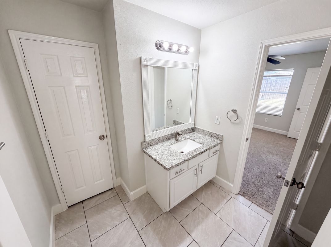 Photo 12 of 26 of 7327 Fox Hall Ln, Humble, TX