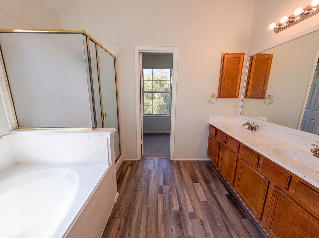 Photo 10 of 20 of 448 N Waterford Oaks Dr, Cedar Hill, TX