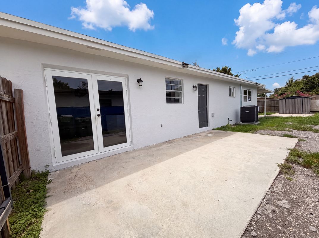 Photo 5 of 23 of 1320 NW 15th St, Homestead, FL
