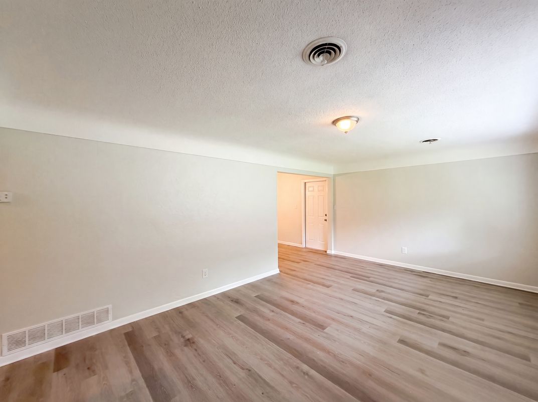 Photo 3 of 22 of 2410 NE 3rd Ave, Ocala, FL