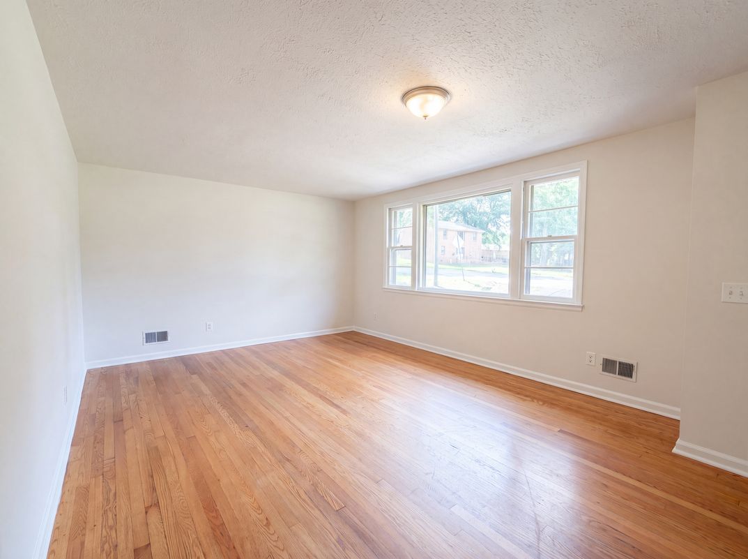 Property photo 3 of 20 Moonglo Cir