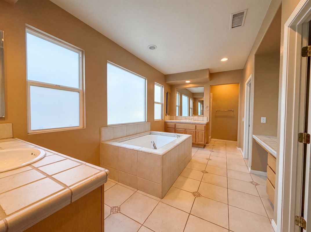 Photo 16 of 31 of 22017 Sunrise View Pl, Santa Clarita, CA