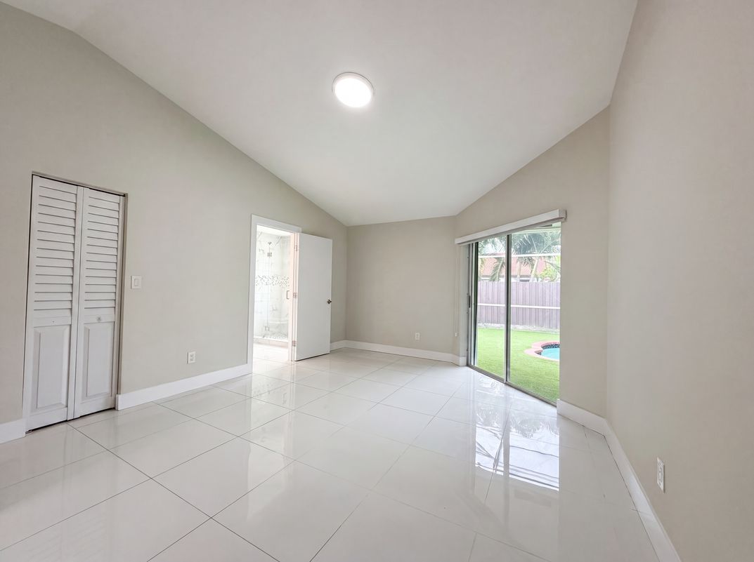 Photo 4 of 25 of 16571 SW 145th Ave, Miami, FL