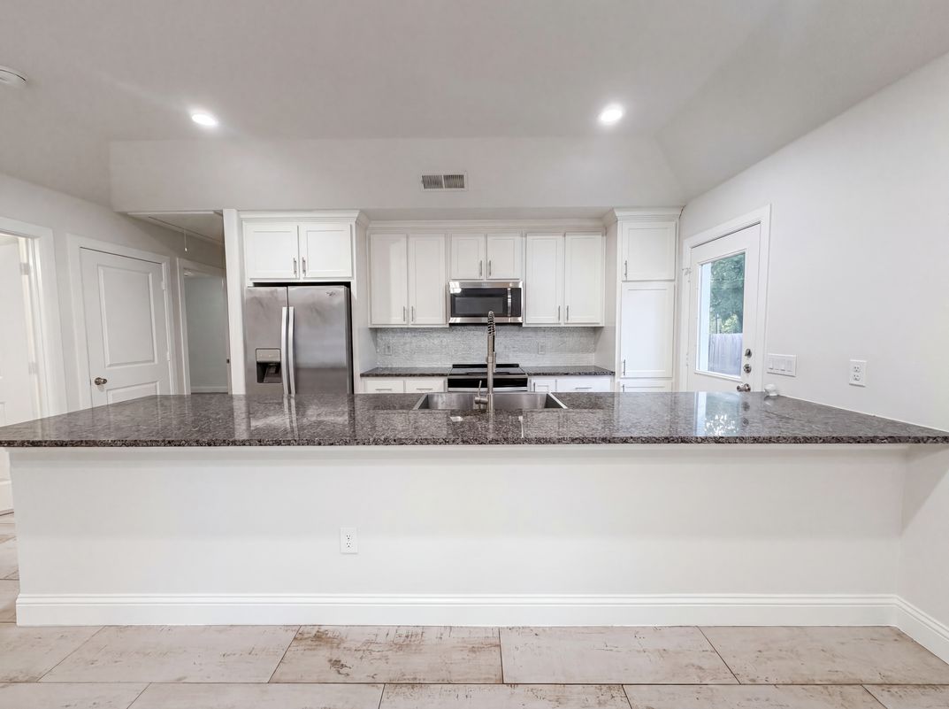 Photo 7 of 20 of 709 W Hull St, Denison, TX