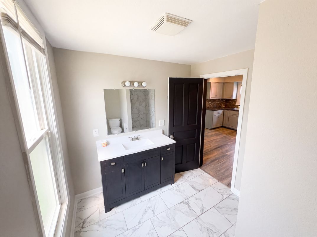 Photo 10 of 32 of 608 Howland Ave, Toledo, OH