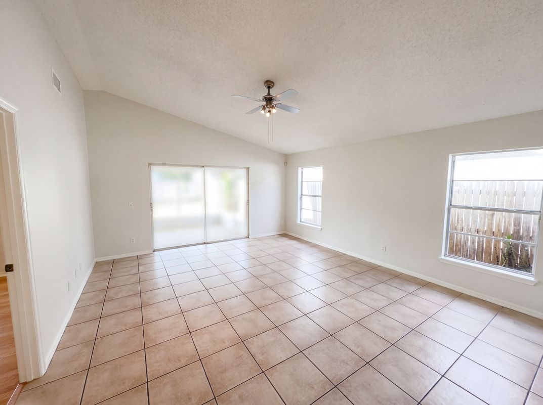 Photo 3 of 21 of 9814 Dean Cove Ln, Orlando, FL