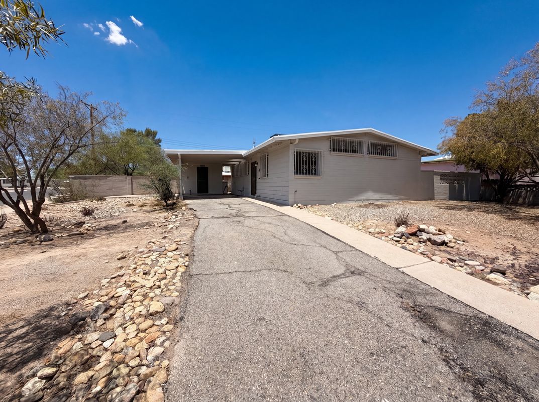 Property photo 1 of 2901 N Cloverland Ave