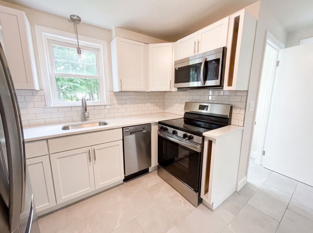 Photo 10 of 28 of 48 Woodlawn St, Randolph, MA