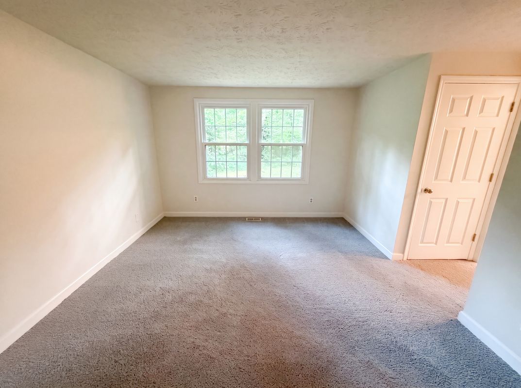 Photo 10 of 24 of 1346 Fairfield Dr SW, Lilburn, GA