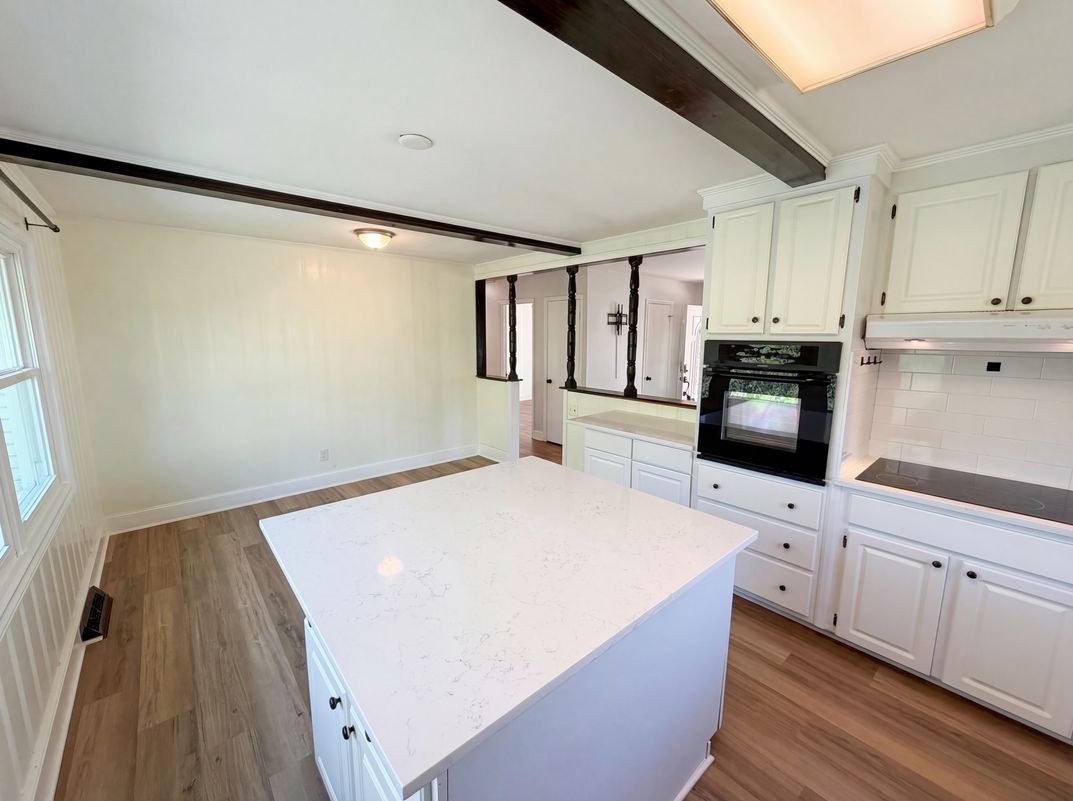 Photo 9 of 24 of 6621 Starcrest Dr, Charlotte, NC