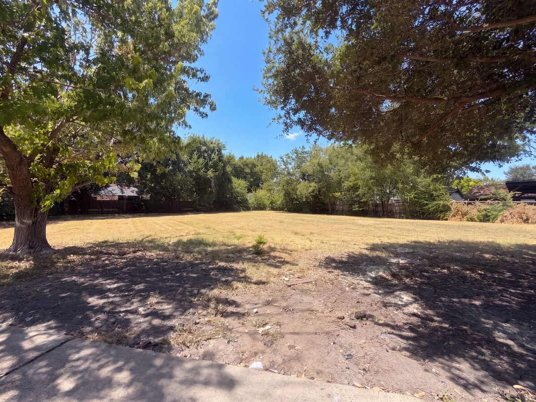 Photo 20 of 23 of 526 Royal Valley Rd, Grand Prairie, TX