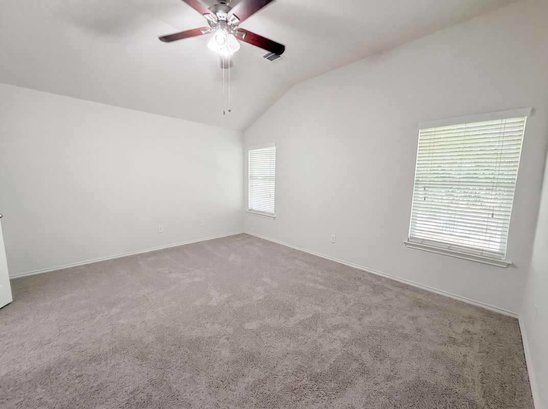 Photo 16 of 21 of 109 Eagle Dr, Luling, TX