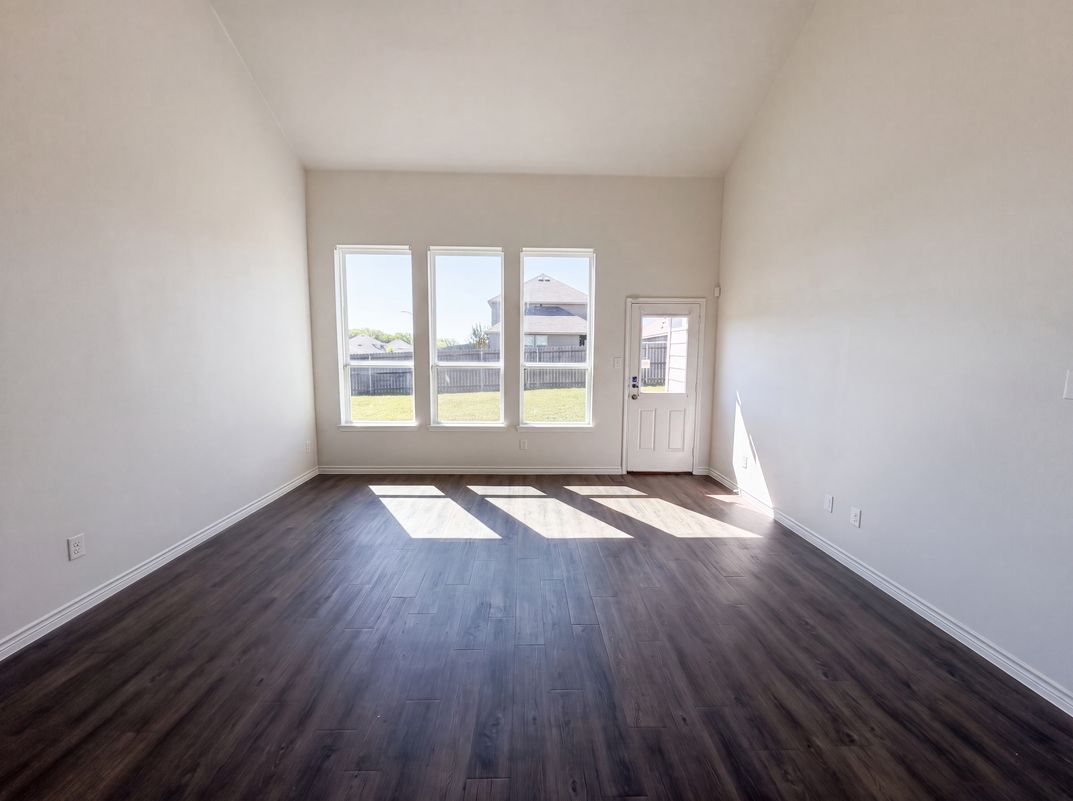 Photo 6 of 21 of 1713 Blue Jay Dr, Ennis, TX