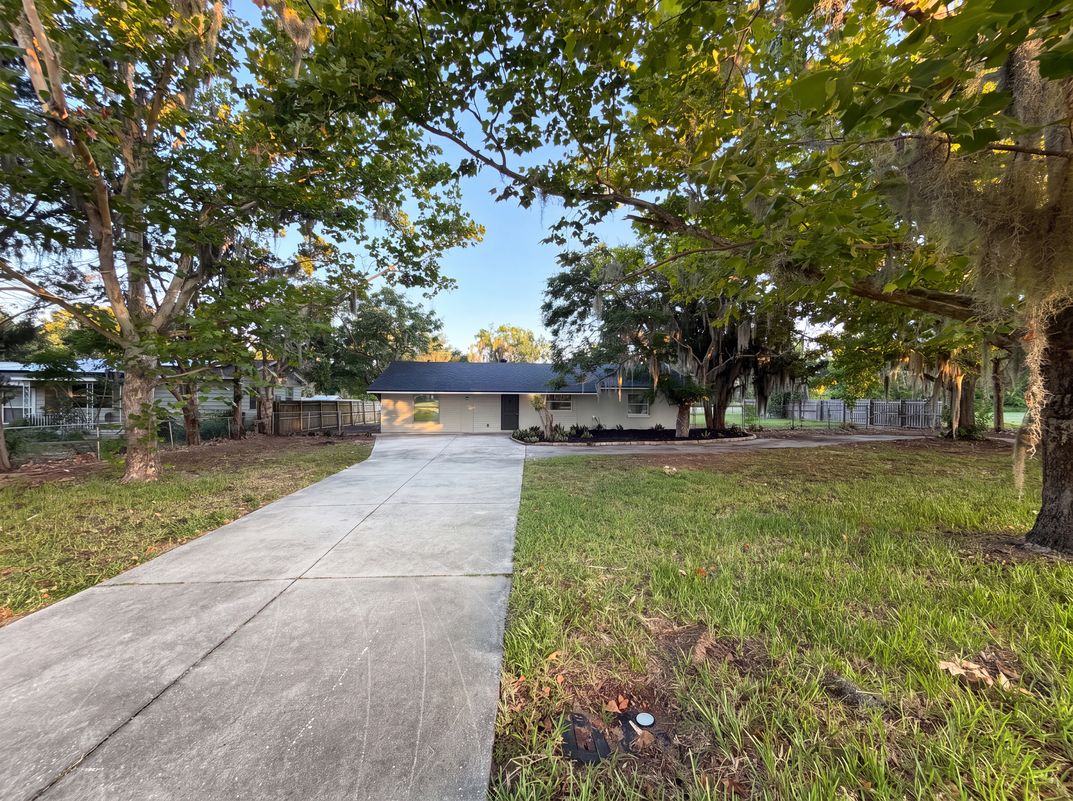 Photo 18 of 21 of 827 Dora Ave, Tavares, FL