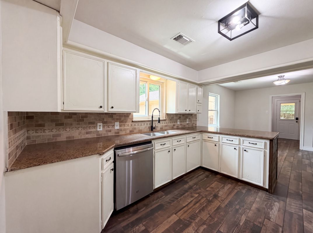 Photo 2 of 19 of 11614 Mile Dr, Houston, TX