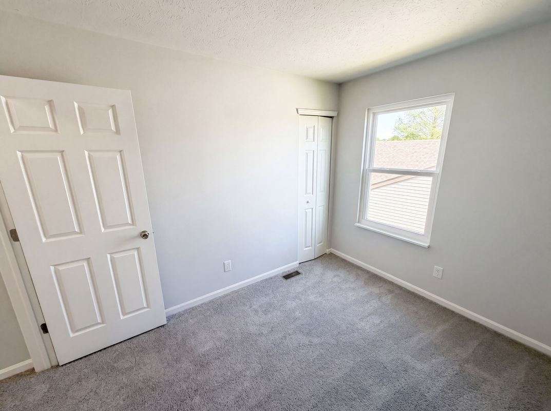 Photo 17 of 28 of 2219 Rolling Oak Dr, Indianapolis, IN